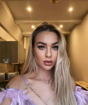 Привлекательная и горячая красотка подарит тебе море удовольствия и нежности. Позволь себе расслабиться и насладиться моментом в моих объятиях. Жду звонка! 2412, 23 года